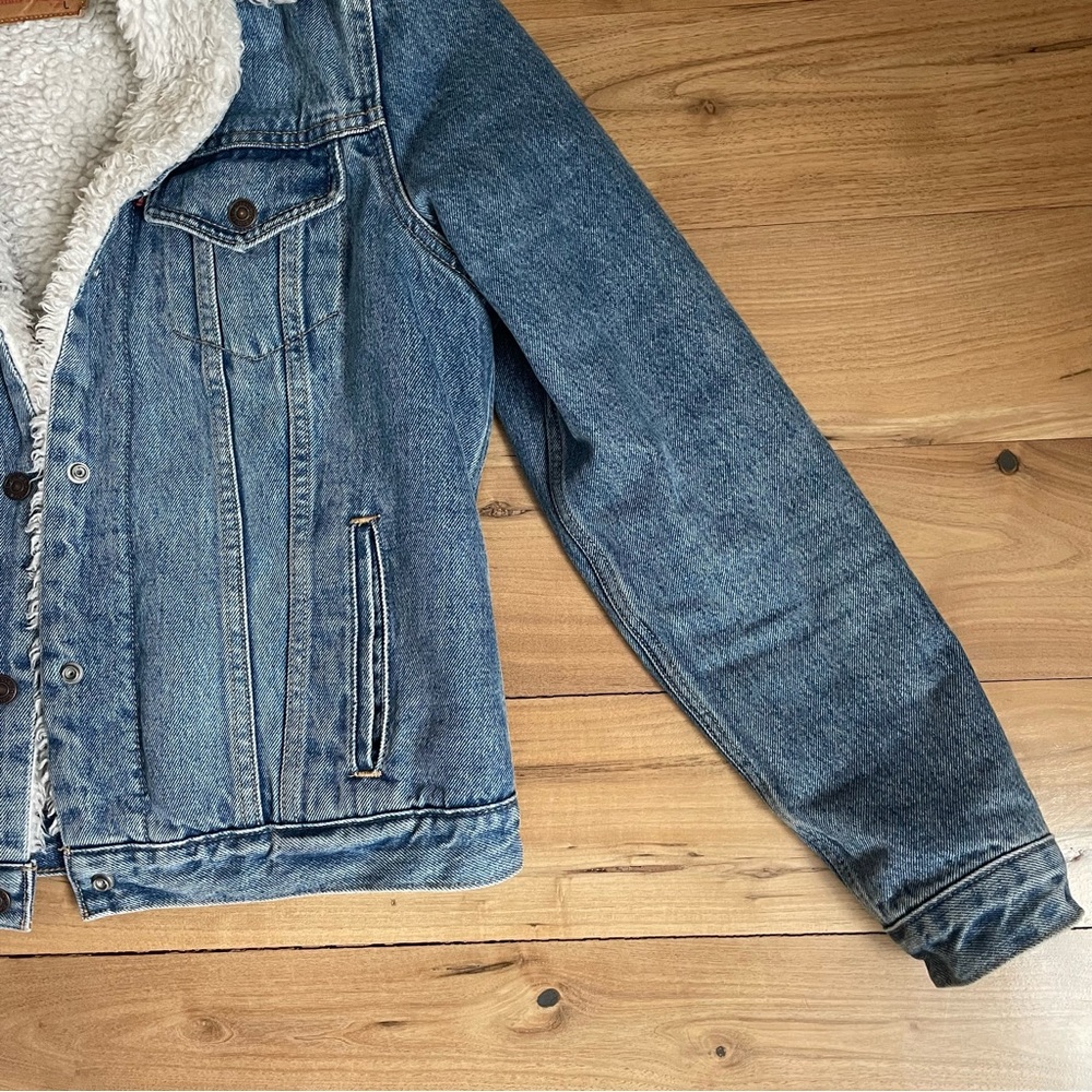 Levi's: Ex-Boyfriend Sherpa Trucker Denim Jacket - Picture 6 of 10